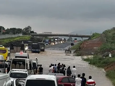 Cao tốc Phan Thiết - Dầu Giây ngập nước, cuốn trôi xe tải