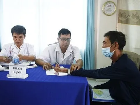 Vùng 4 Hải quân tặng quà và khám bệnh, phát thuốc miễn phí cho ngư dân