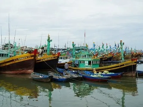 Sóng đánh chìm xuồng, 4 người rơi xuống biển, 1 người mất tích