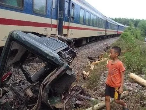 Hà Tĩnh: Va chạm với tàu hoả, xe tải bị gãy đôi