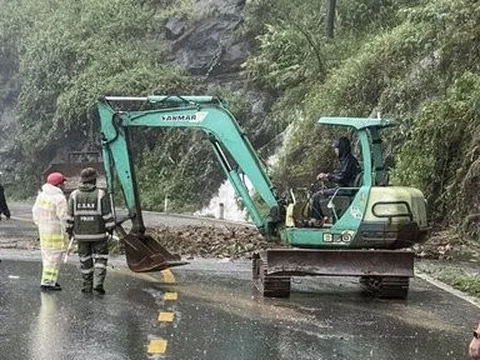 Lâm Đồng: Lực lượng CSGT nỗ lực thông đèo Bảo Lộc do sạt lở