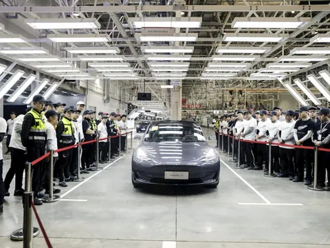 Đẳng cấp Tesla: 40 giây lại lắp ráp hoàn thiện một xe điện, chi phí tối ưu từng con ốc - thế này bao giờ mới có đối thủ?