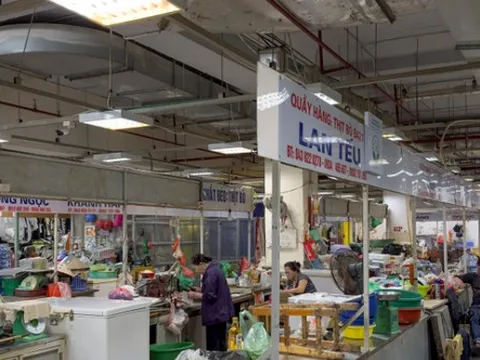 Nhiều chợ nổi tiếng ở Hà Nội ế khách, tiểu thương bỏ sạp