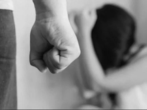 Người chồng bị phạt 7,5 triệu đồng, buộc xin lỗi công khai vì đánh vợ gây thương tích