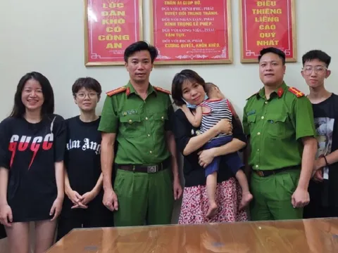 Nhóm bạn trẻ gặp bé trai 2 tuổi lang thang giữa đường lúc 2 giờ sáng