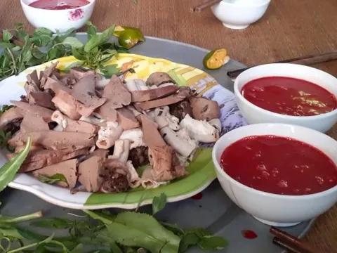 Bị điếc đột ngột sau bữa lòng lợn tiết canh