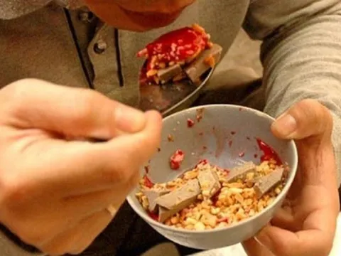 Người thợ xây đột ngột bị điếc sau 2 ngày ăn món nhiều người thích