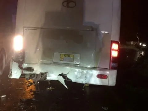 Xe tải nghi mất phanh được xe khách "dìu" xuống dốc đèo Đại Ninh