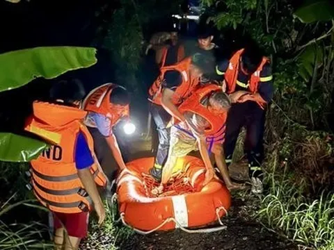 Đồng Nai: Kịp thời cứu 2 ông cháu ra khỏi vùng lũ