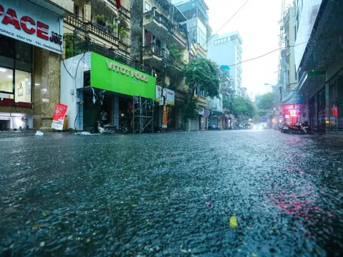 Vì sao nhiều tuyến phố Hà Nội ngập sâu sau cơn mưa lớn chiều 31-7?