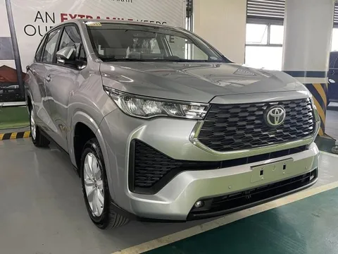Đây là sự khác biệt giữa 2 bản Innova Cross sắp bán ở Việt Nam: Bản ‘full’ có cửa sổ trời toàn cảnh, ghế thương gia