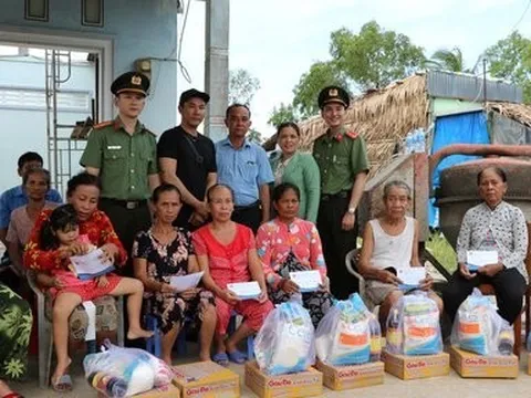 Công an Kiên Giang hỗ trợ các gia đình bị thiệt hại nặng do bão số 2