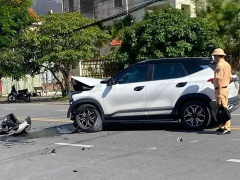 Đằng sau những bức ảnh TNGT: Phóng nhanh qua ngã tư, Ford Transit bị KIA Seltos đâm lật