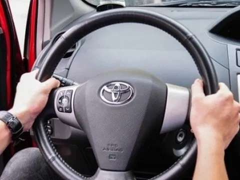 Xe bị khóa vô lăng phải làm sao?