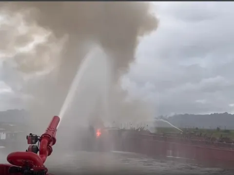 Cháy tàu du lịch, 6 thuyền viên nhảy xuống biển