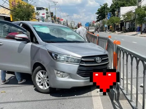 Đằng sau những bức ảnh TNGT: Đâm vào dải phân cách, Toyota Innova gãy càng trước