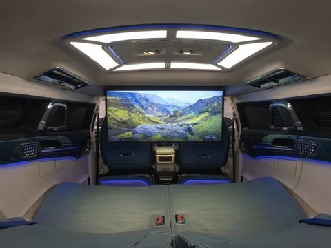 Toyota Innova 2023 độ nội thất đẹp không thua MPV cỡ lớn, tivi 43 inch, đủ các loại đèn sang chảnh
