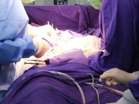 Sưng đau tinh hoàn đắp thuốc nam 1 tháng không đỡ, đi khám phát hiện ung thư