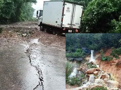 Sạt lở trên đường từ Lào về Việt Nam: Nhiều phương tiện bị vùi lấp