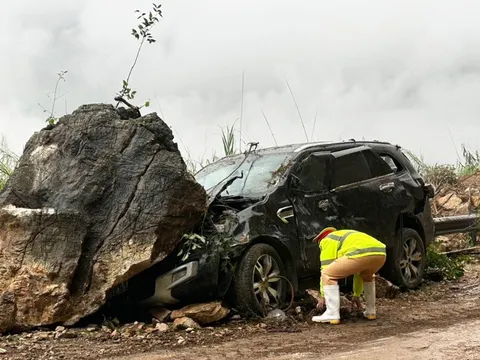 CLIP: Khoảnh khắc tảng đá lớn rơi xuống đè trúng xe ôtô 7 chỗ chở 4 người