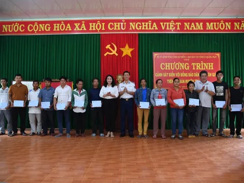 Vùng Cảnh sát biển 2 đến với đồng bào vùng cao tỉnh Quảng Ngãi