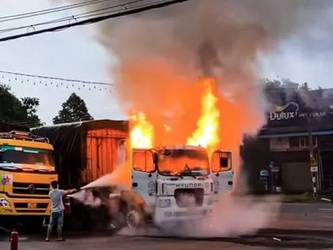 Đồng Nai: Xe đầu kéo bất ngờ bốc cháy khi đang đậu bên đường.