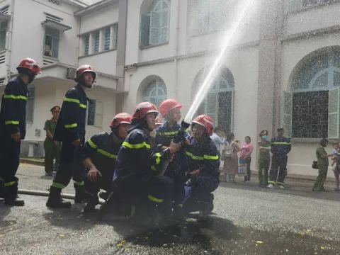 30 cảnh sát PCCC giúp bé trai ung thư hiện thực ước mơ làm lính cứu hỏa