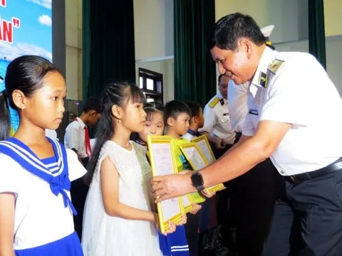 Các đơn vị hải quân nhận đỡ đầu cho 35 con ngư dân 4 tỉnh Nam Trung Bộ