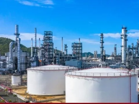 OPEC + tiếp tục siết chặt nguồn cung, giá dầu áp sát mức đỉnh 4 tháng