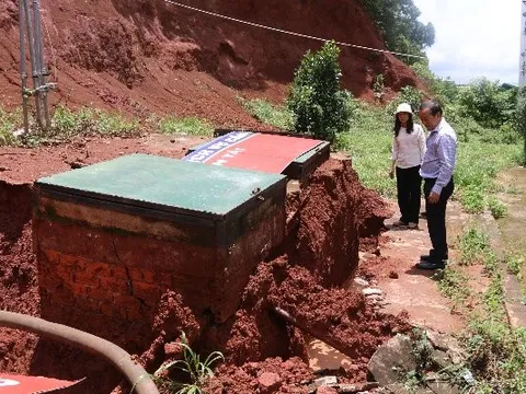 Hình ảnh bồn chứa xăng bất ngờ "đội đất chui lên", phong tỏa cây xăng