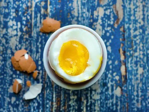 Trào lưu luộc trứng khiến trứng "phát nổ", nguy cơ gây bỏng mặt, hỏng mắt