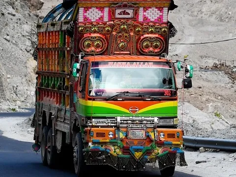 Bí ẩn những chiếc xe tải trang trí đầy màu sắc ở Pakistan