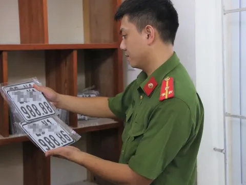 Biển số trúng đấu giá được chuyển nhượng kèm theo khi bán xe hay không?