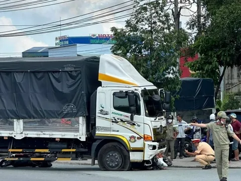 Xe tải tông ô tô con và nhiều xe máy ở TP Tân Uyên