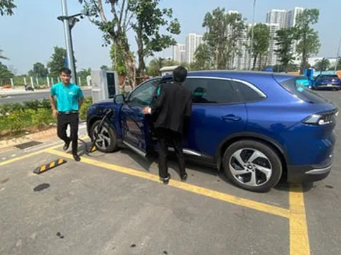 Xe điện nhiều dần, trạm sạc ít