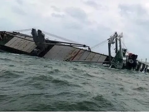 Phát hiện mảnh vỡ tàu cá, 3 người trong gia đình mất tích