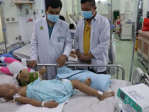 Cứu sống bệnh nhi chân tay miệng nguy kịch đầu tiên