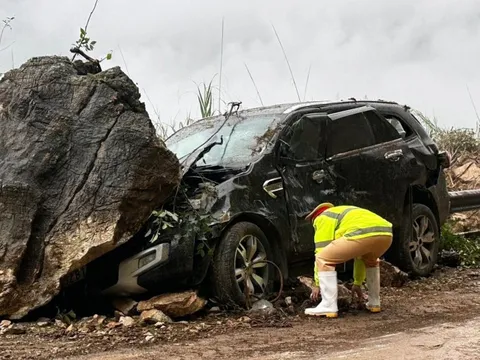 Clip TNGT: Toàn cảnh vụ sạt lở đất trên đèo Thung Khe khiến đất đá đè bẹp Ford Everest