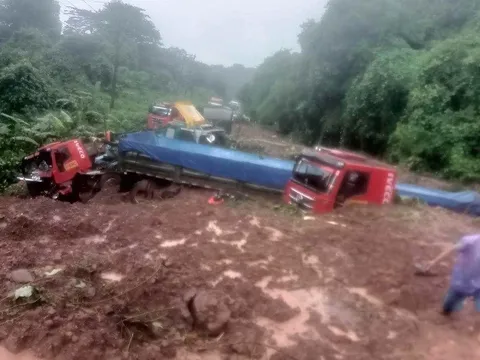 Một tài xế xe đầu kéo Việt Nam tử vong trong vụ sạt lở đất tại Lào