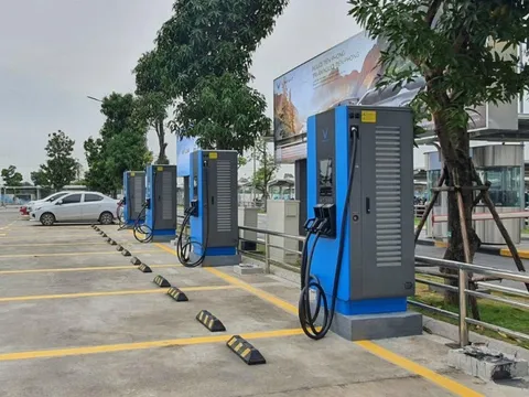 Trong khi Vinfast bỏ 500-700 triệu USD đầu tư trạm sạc không cho đối thủ dùng chung, 1 Startup có vốn điều lệ 15 tỷ đồng lại đang ra sức làm điều "ngược lại"