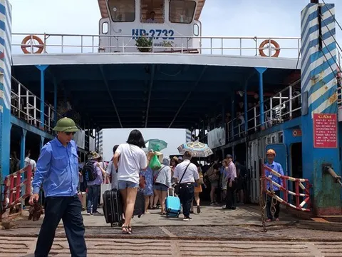 Nhân viên bến phà móc nối với "cò" thu tiền của tài xế