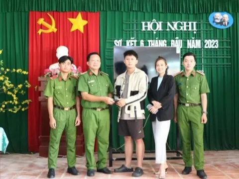 Chiến sĩ cảnh sát cơ động nhặt được của rơi trả lại người bị mất