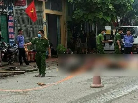 2 xe máy va chạm gần cổng bệnh viện, 5 người thương vong