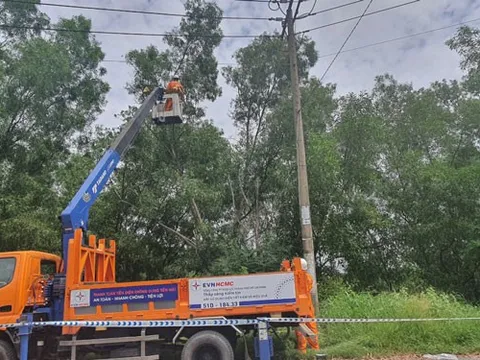 EVNHCMC bảo đảm an toàn điện mùa mưa bão