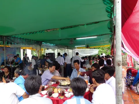 Công an vào cuộc vụ "cả làng đau bụng" khi dự tiệc cưới ở Quảng Bình