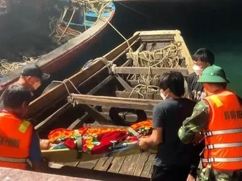 Biên phòng phối hợp đưa ngư dân bị đột quỵ trên biển vào bờ cấp cứu