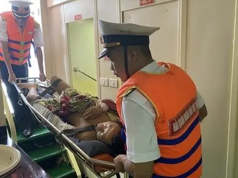 Tàu 464 đưa ngư dân tỉnh Quảng Nam bị bệnh đến đảo Trường Sa điều trị