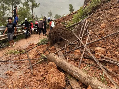 Sạt lở gây ách tắc trên đèo Mã Pí Lèng
