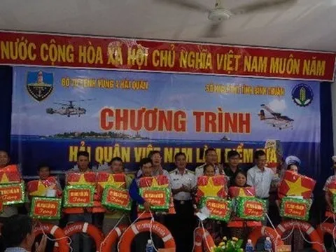 Tặng quà, khám bệnh và phát thuốc miễn phí cho ngư dân Bình Thuận