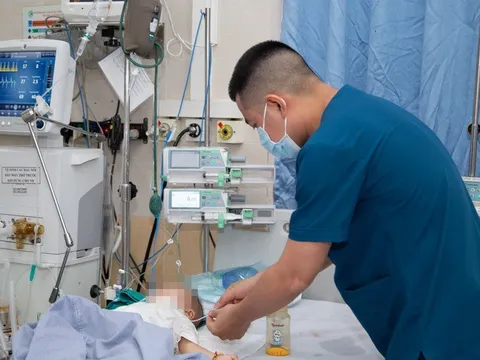 Bé 10 tháng tuổi suy hô hấp nặng do biến chứng tay chân miệng